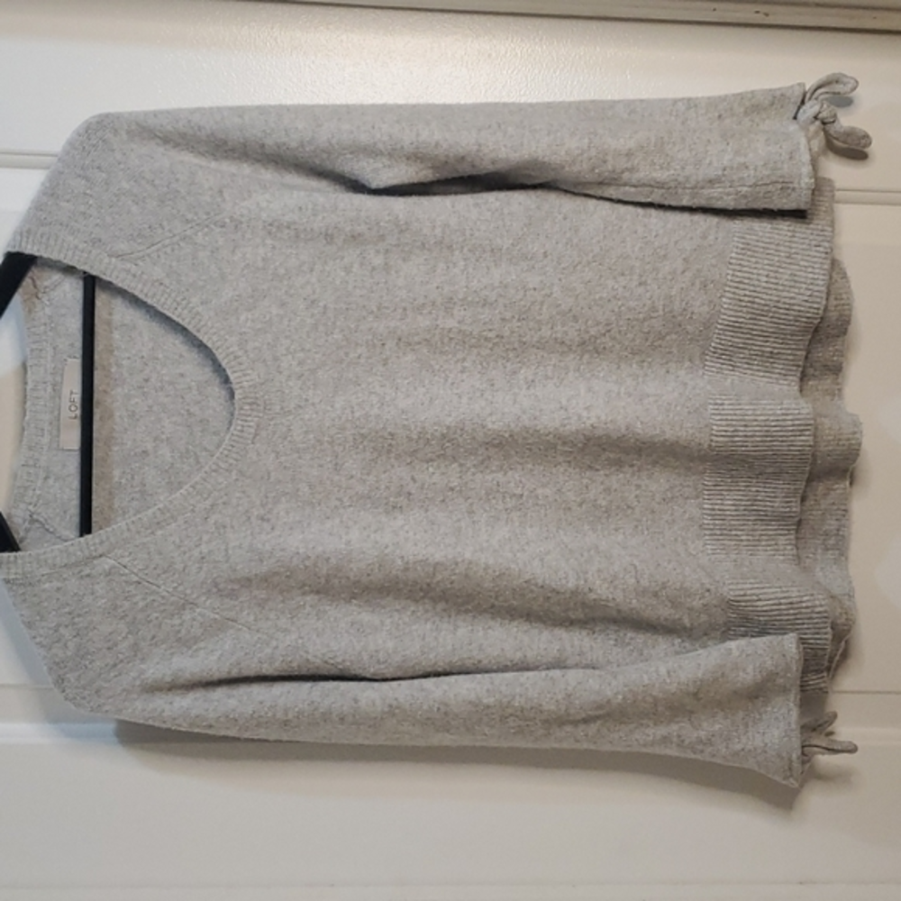 LOFT tie sleeve sweater size Medium‎ gray